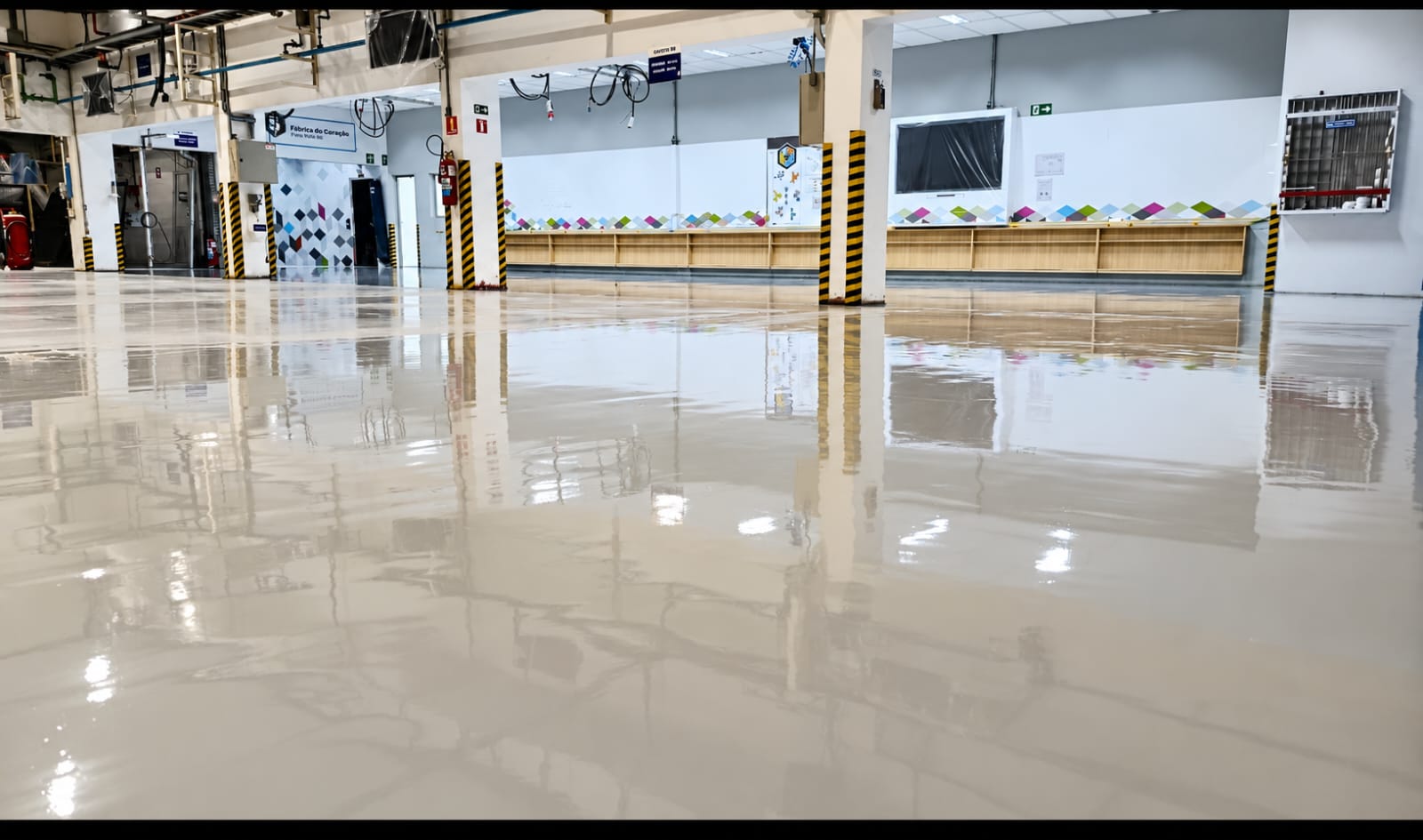 Piso epóxi de alto brilho aplicado em fábrica — obra StonPoxi